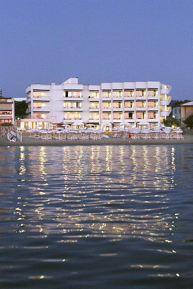 Hotel Sabbia D'Oro Сан-Винченцо Экстерьер фото